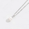 Elegante zilveren ketting met ronde witte parelhanger en kleine diamantaccenten - Gladde Parel (Zilver)
