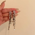 Silberne Quastenohrringe mit Zirkonia und glänzenden runden Fransen aus Metallplättchen - Silber (Silberstift)