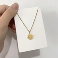 Collier chic en acier titane doré avec un délicat pendentif en forme de marguerite - DN100 Marguerite