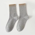 Graue Crew-Socken mit braun-grauen Streifen am Bund, flach auf weißem Grund liegend - Einheitsgröße (EU 35-40) / Grau (1 Paar)