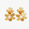 Eleganti orecchini a fiore dorati con petali sovrapposti e accento di perla bianca - Oro (KD2958)