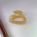 Pinza para el pelo de acetato beige con grabado France Handmade para peinados - Color té con leche