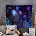 Tapisserie océan méduse lumineuse suspendue dans une chambre avec des guirlandes douces - Méduses bioluminescentes