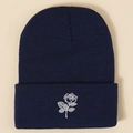 Dunkelblaue Strickmütze mit weißer Rosenstickerei und klassischem Umschlagdesign - Einheitsgröße / Weiße Rosenstickerei / Marineblau