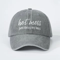 Gorra de béisbol de algodón lavado gris oscuro con bordado blanco de Hot Mess - Ajustable / Gris