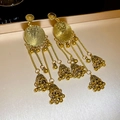 Detalle de pendientes vintage dorados con borlas étnicas y colgantes de campana jhumka - Pin de Plata S925 / Dorado