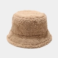 Nahaufnahme der weichen beigen Teddy-Fleece-Struktur eines Winter-Fischerhutes - M (56-58cm) / Khaki