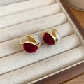 Primer plano de pendientes de bola dorados con flocado rojo y perla blanca en estuche - Contraste Rojo y Blanco (Hebilla de Oreja-Blanco-Rojo)