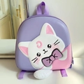Dettaglio di un simpatico zaino gatto viola con orecchie 3D ed emblema della luna rosa - Viola