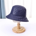 Dettaglio del cappello pescatore blu scuro con cuciture a rombi trapuntati - Taglia unica / Blu navy