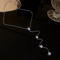 Collana a Y argentata con quattro zirconi a goccia su base nera con effetto riflettente - Argento