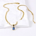 Dettaglio collana a catena piatta dorata con ciondolo rettangolare in gemma blu - Collana / Blu