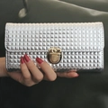 Portefeuille long argenté pour femme avec texture 3D grillagée et fermoir doré rond - Argenté