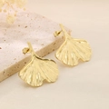 Pendientes de hoja de ginkgo dorados con textura cepillada en acero chapado en oro 18K - Forma de Hoja de Ginkgo / Dorado (KE114121-KFC)