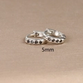 Makrofoto von 5 mm Silberohrringen mit schwarzen Zirkonias und S925-Stempel - 5mm Silber Schwarz Strass (E1014-5mm)