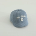 Hellblaue Baby-Schirmmütze aus Cord mit HI!-BABY Stickerei für Kleinkinder - babyC Buchstabe / Blau