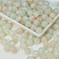 Dettaglio macro di perle in vetro cracklé da 10mm per la creazione di gioielli - Foro Diritto 1.5mm / Rosa & Verde