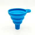 Imbuto pieghevole in silicone blu con manico per appendere e travasare liquidi - Silicone / Stile Pieghevole / Blu
