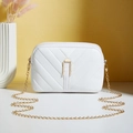 Sac bandoulière blanc matelassé élégant avec chaîne dorée et fermoir en métal - Blanc