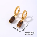 Créole minimaliste dorée avec pendentif cylindrique marron marbré et dimensions - Oeil de Tigre - Trois Perles