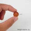 Modèle de pain miniature réaliste de 1,3 cm tenu entre les doigts pour montrer la taille - Mini Champignon Shiitake de 1,3 cm