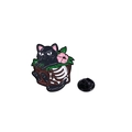Halloween Emaille-Anstecker mit schwarzer Skelett-Katze in Schatzkiste und Blumen - Schwarze Katze in Pinker Blumenbox (CZ0798-1)