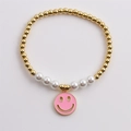 Bracciale alla moda con perline dorate, perle bianche e un ciondolo a forma di smiley rosa - Rosa