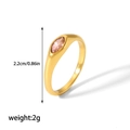Détail macro de bague en acier doré avec pierre marquise rose et dimensions - Anneau Doré - Zircone Rose (TR4196-8-G)