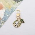 Macro detail van panda sleutelhanger met bamboe hanger en gouden metalen haak - Ronde Panda Hanger Stijl (6)