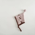 Dettaglio del cappello in maglia rosa per neonati con motivo jacquard orso e lacci - 6-24 Mesi / Rosa