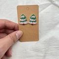 Boucles d'oreilles sapin de Noël en acrylique avec détails à pois rouges et verts - Boucles d'oreilles clous / Vert