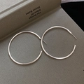 Dettaglio di orecchini a cerchio geometrici a C in argento su un libro strutturato - Grande-5cm (Perno S925)