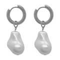 Pendientes barrocos con aros de metal plateado y perlas blancas sobre un fondo blanco - Color Acero