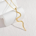 Dettaglio del ciondolo a serpente su catena sottile con finitura placcata oro lucida - Stile A (Superficie Liscia) / Oro