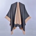 Eleganter grau-beiger Strickponcho Schal mit weicher, kaschmirähnlicher Textur - Dunkelgrau und Kamel Farbblock