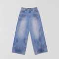 Dettaglio dei jeans a gamba larga blu vintage con schizzi di vernice ed effetto usurato - XS / Celeste