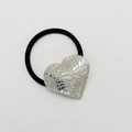 Coletero elástico negro con un dije de corazón plateado texturizado hecho de aleación - Plata Brillante - Corazón