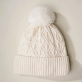 Primer plano de gorro blanco con pompón de pelo sintético y tejido de punto trenzado - Talla única / Blanco