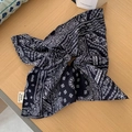 Chouchou à motif cachemire noir et blanc avec étiquette fait main sur bois - Style Chouchou (发圈-蓝色) / Chouchou Bleu