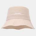 Dettaglio del ricamo Seattle su cappello da sole beige pieghevole ad asciugatura rapida - Cachi