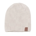 Dettaglio del berretto in maglia beige con motivo a scacchi e toppa in pelle marrone - M (56-58cm) / Beige
