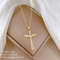 Detail der Kreuzkette mit Flügeln, Herz-Strass und Produktdaten in einer Schmuckschatulle - Weißer Mikro-eingelegter Anhänger (B510)