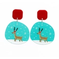 Vue détaillée des boucles d'oreilles de Noël avec rennes et flocons sur pendentifs bleus - Renne avec Chapeau (E000131)