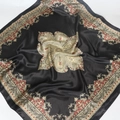 Carré de soie satinée noire de 90 cm avec motif cachemire floral rouge et doré vintage - Noir Or Recommandé