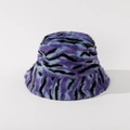 Detalle del patrón de rayas de tigre morado y azul en el gorro de pescador de piel sintética - M (56-58cm) / Patrón de Cebra Púrpura Azul