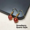 Vue macro détaillée de boucles d'oreilles faites main en quartz fraise et or 14 carats - Paire de Quartz Fraise