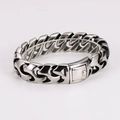 Detalle de pulsera de cadena de acero inoxidable con cierre rectangular para hombres - Color Acero