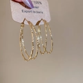 Detailaufnahme goldener doppelwandiger Creolen mit Bambus-Struktur und glänzendem Finish - Goldene Bambus Zweischichtiger Stil (925 Sterling Silber Ohrstecker)