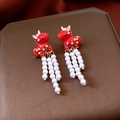 Detalle de pendientes de caballo de esmalte rojo con borlas de perlas blancas - Caballo Rojo Borla de Perlas Blancas (Pin de Plata)