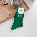 Grüne Socken aus gekämmter Baumwolle mit Camping-Stickerei und gerippter Textur - Einheitsgröße / Samtgrün